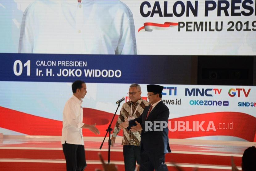 Capres No 01 Joko Widodo dan Capres No 02 Prabowo Subianto saat debat kedua calon presiden pemilu 2019, Jakarta, Ahad (17/2).