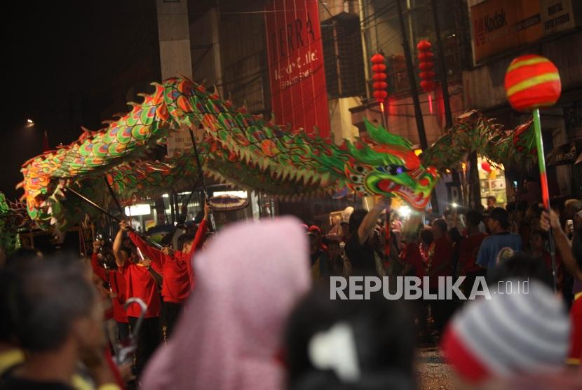 Peserta Cap Go Meh melakukan atraksi barongsai saat mengikuti Bogor Street Festival Cap Go Meh (CGM) 2018 di Jalan Suryakencana, Bogor, Jawa Barat, Jumat (2/3).