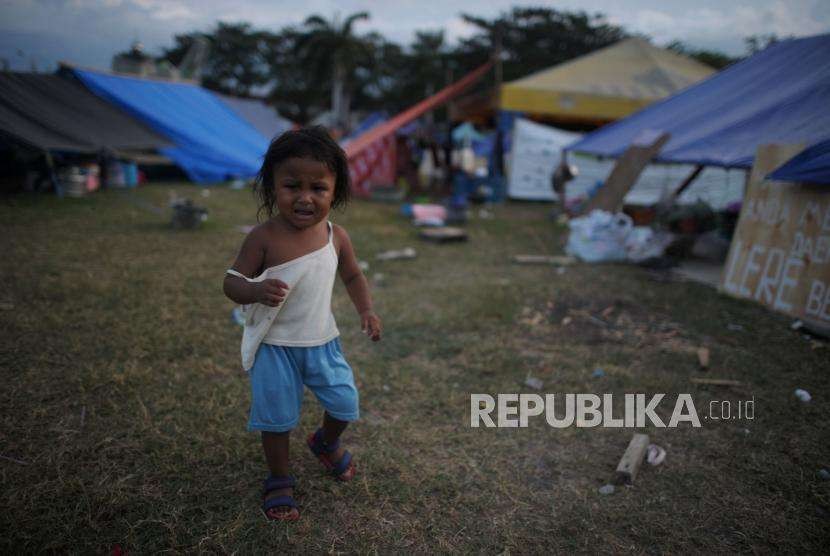 Sejumlah anak berada di posko pengungsi korban gempa dan tsunami di Masjid Agung Darussalam kota Palu, Sulawesi Tengah, Rabu (10/10).