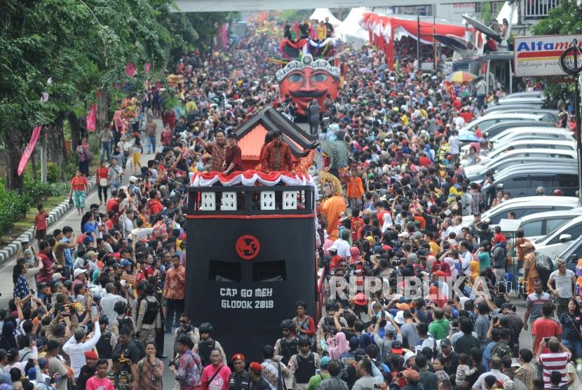 Antusiasme ribuan  warga dalam menyaksikan acara  perayaan Cap Go Meh Glodok 2018 di Sepanjang jalan Hayam Wuruk, Jakarta Barat, Ahad(4/3).