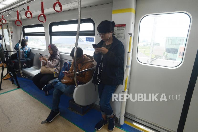 Sejumlah awak media saat menaiki Light Rail Transit (LRT) di Jakarta, Senin (25/2).