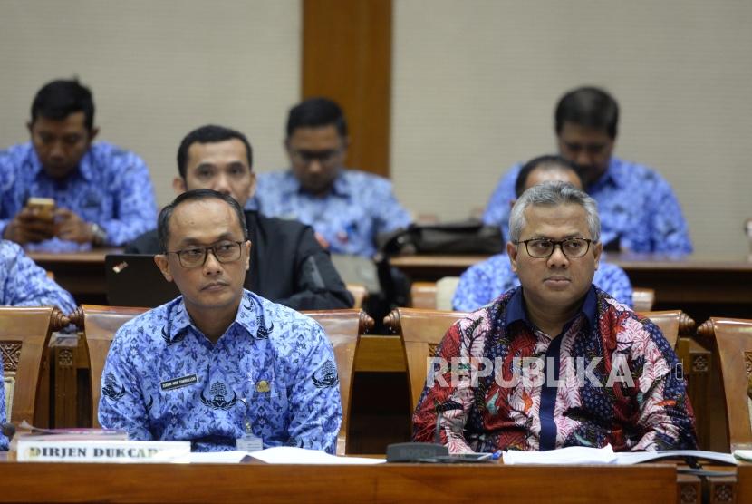 Pembahasan DPT dan DPS Pemilu. Ketua Komisi II DPR RI Zainuddin Amali, Ketua KPU Arief Budiman, Dirjen Dukcapil Kemendagri Zudan Arif Fakrulloh, dan Anggota Bawaslu Fritz Edward Siregar (dari kanan) menghadiri rapat dengar pendapat bersama Komisi II DPR RI di Komplek Parlemen Senayan, Jakarta, Senin (21/5).