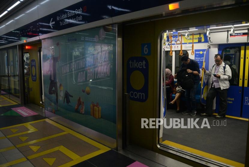 Warga menaiki kereta MRT di Stasiun MRT Bundaran HI, Jakarta.