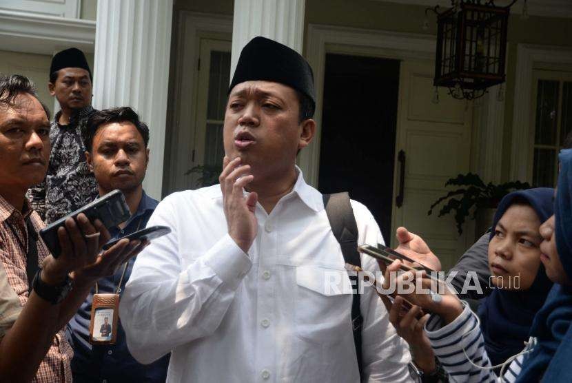 Inisiator Relawan Nusantara Nusron Wahid (tengah) memberikan keterangan pers seusai melakukan pertemuan tertutup dengan Calon Wakil Presiden nomor urut 01 Ma'ruf Amin di kawasan Menteng, Jakarta, Senin (24/9).