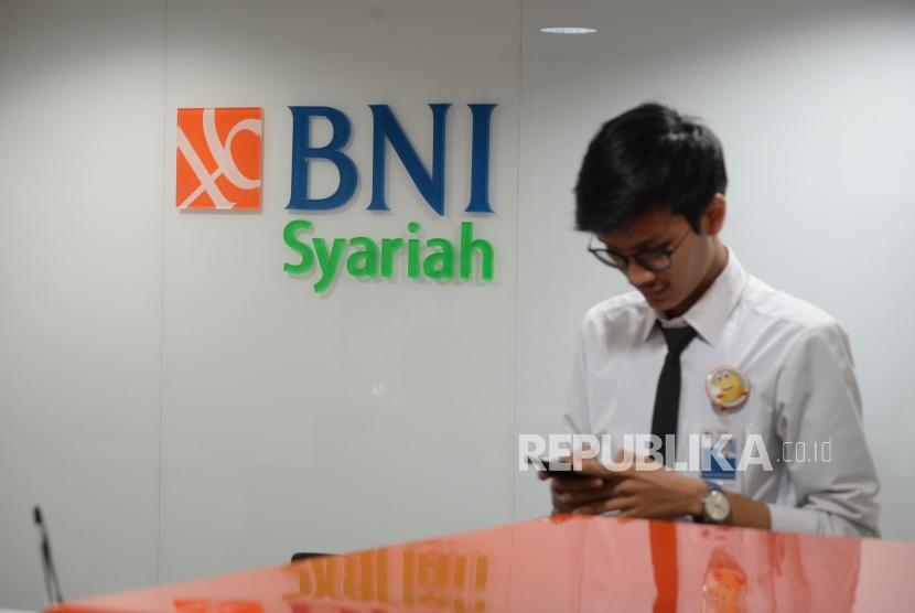Kinerja Kuartal Pertama BNI Syariah. Petugas melayani transaksi nasabah di kantor layanan BNI Syariah, Jakarta, Rabu (25/4).