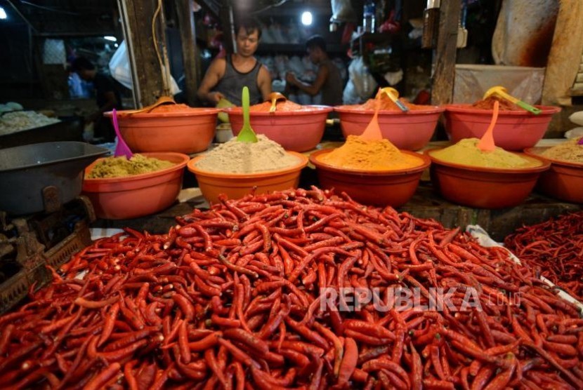 Cabai Merah Sumbang Inflasi Oktober. Cabai merah dijajakan oleh pedagang di Pasar Senen, Rabu (1/11).