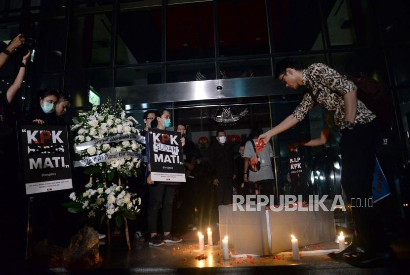 Anggota wadah pegawai KPK bersama Koalisi Masyarakat sipil antikorupsi melakukan aksi 