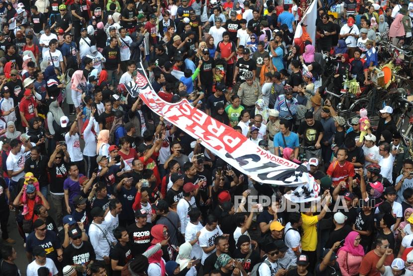 Peserta Aksi 2019 Ganti Presiden membentangkan spanduk di hari bebas kendaraan bermotor di Kawasan Bundaran Hotel Indonesia, Jakarta, Ahad (29/4).