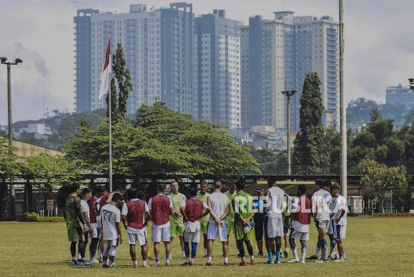 Pemain Persib Bandung mengikuti sesi latihan di Sasana Olahraga Ganesha (Saraga) ITB, Kota Bandung, Jumat (19/4).