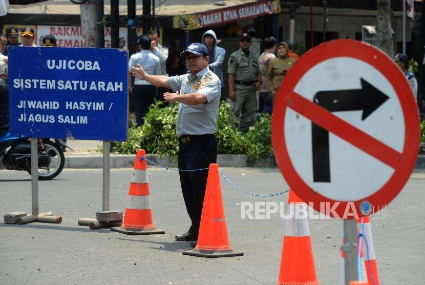 Petugas Dinas Perhubungan DKI Jakarta mengatur lalu lintas saat uji coba sistem satu arah di Jalan KH Wahid Hasyim, Jakarta, Senin (8/10).