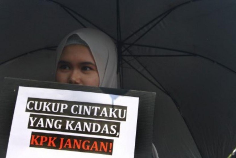  Ratusan mahasiswa dari wilayah Cirebon berdemo di depan Gedung Dewan Perwakilan Rakyat (DPRD) menolak revisi UU KPK.
