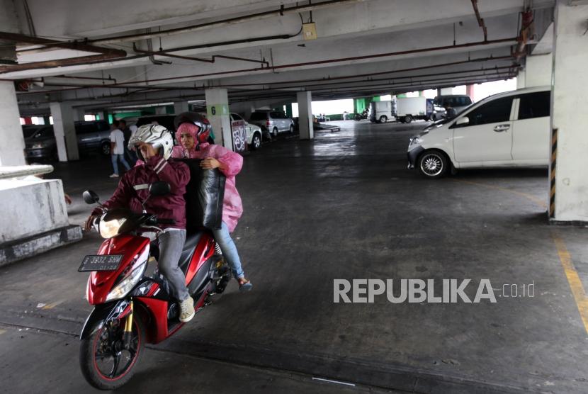 Pengendaran motor melintas di area parkiran Blok F Pasar Tanah Abang, Jakarta. (ilustrasi)