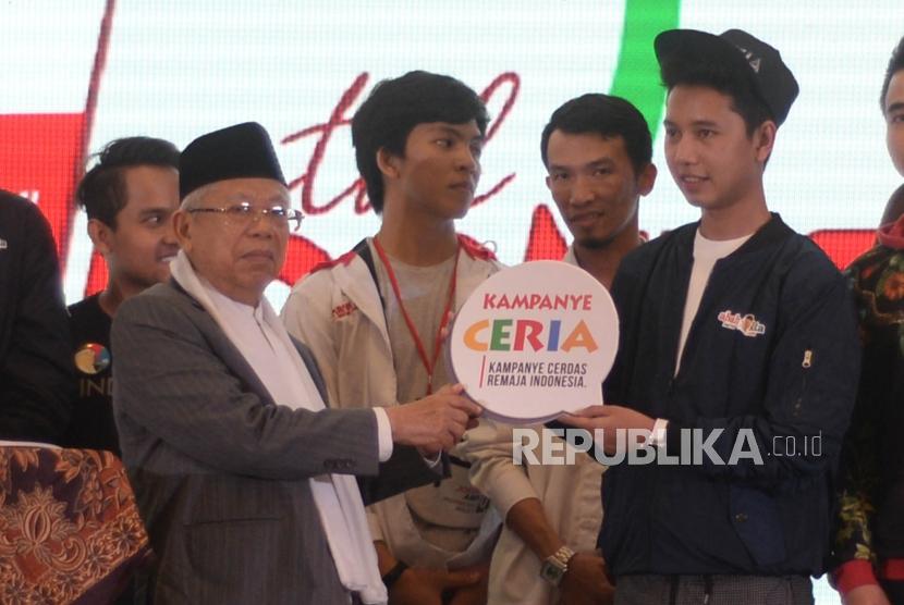 Calon Wakil Presiden No Urut Satu, KH Ma'ruf Amin (tengah) memberikan cendramata kepada influencer dalam acara pengukuhan  Relawan Milenial Jokowi Ma'ruf Amin (REMAJA) di Jakarta, Ahad (25/11).