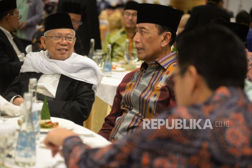 Ketua Umum MUI KH Ma'ruf Amin berbincang dengan Menkopolhukam Wiranto saat acara silahturahim dalam rangka milad ke-75 KH Ma'ruf Amin di Jakarta, Senin (12/3) malam.