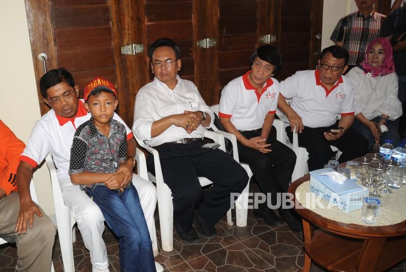 Menteri Sosial Idrus Marham (kiri) memangku anak dari Alm Denny Setiadi  saat  melakukan kunjungan ke kediaman Aipda Anumerta Alm Deny Setiadi  di  Cipayung, Jakarta Timur. Kamis (10/5).