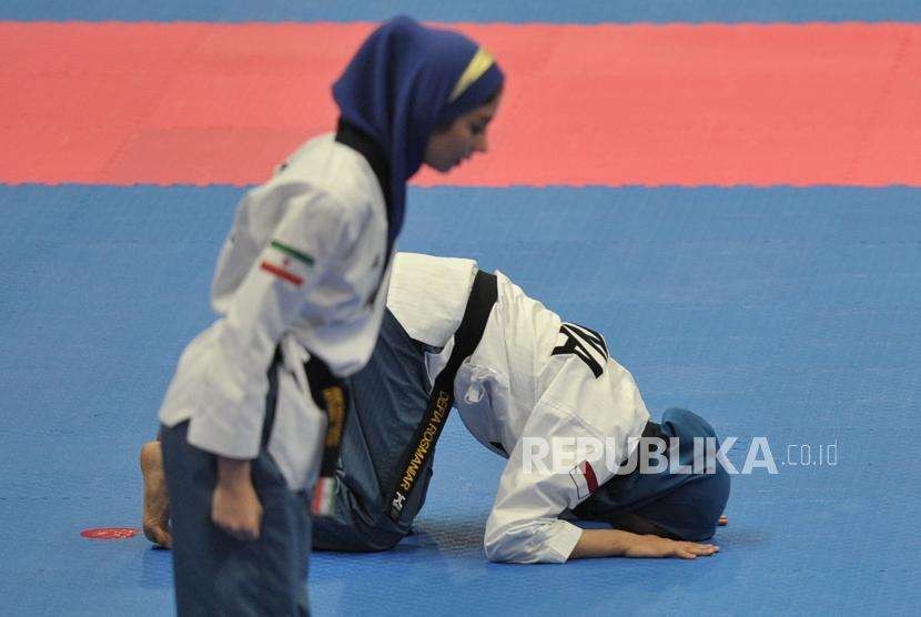 Atlet taekwondo putri Indonesia Defia Rosmaniar melakukan sujud syukur seusai meraih medali emas dalam cabang taekwondo nomor poomsae Asian Games 2018 di Jakarta Convention Center, Senayan, Jakarta, Ahad (19/8).