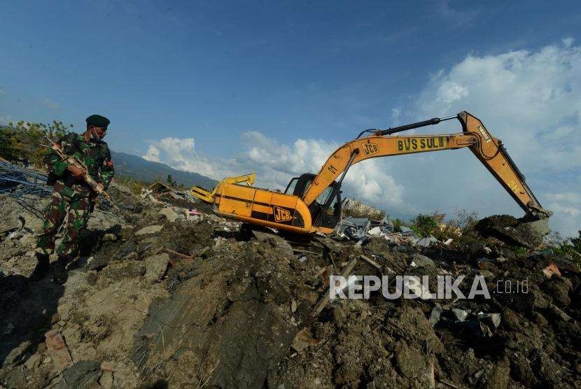 Pasukan TNI berjaga saat evakuasi korban jenazah di Petobo, Palu, Sulawesi Utara, Rabu (3/10).