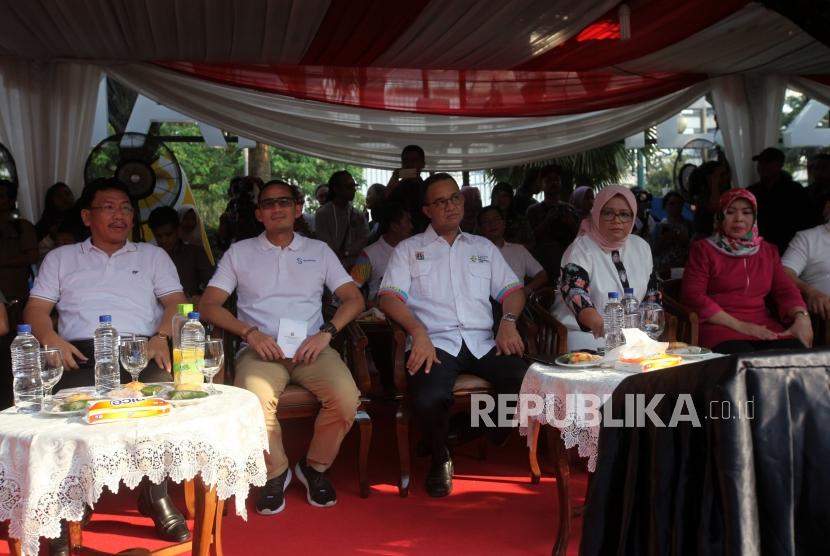 Gubernur DKI Jakarta Anies Baswedan bersama Wakil Gubernur DKI Jakarta Sandiaga Uno menghadiri acara festival Jakarnaval 2018 di depan Balaikota Jakarta, Ahad (8/7).