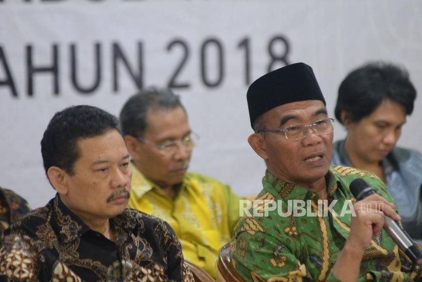Menteri Pendidikan dan Kebudayaan muhadjir Efendi memberikan keterangan terkait capaian kinerja Kemendikbud 2017 dan rencana kerja tahun 2018 di kantor Kemendikbud, Jakarta, Selasa (19/12).