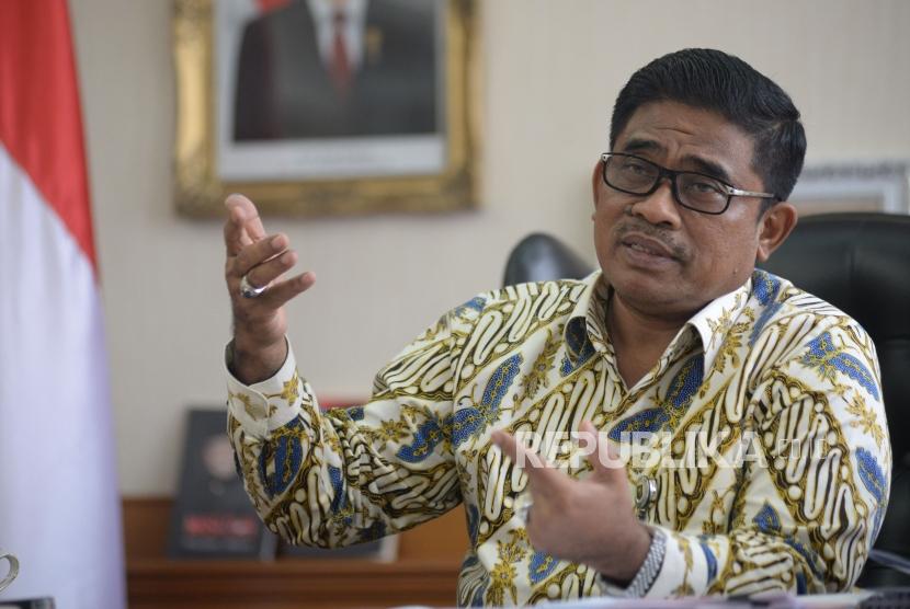 Direktur Jenderal Otonomi Daerah Kementerian Dalam Negeri Sumarsono saat di wawancarai republika di Jakarta, Rabu (28/2).
