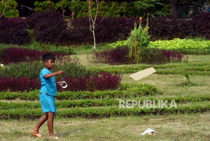Anak-anak saat bermain layangan di Jakarta Botanic Camp, Cipinang Melayu, Jakarta, Jumat (5/4).