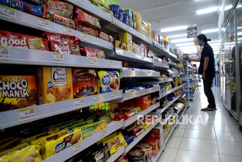 Aneka macam produk makanan dan minuman ditawarkan kepada pembeli di ritel swasta, Jakarta, Kamis (14/12). Gabungan Pengusaha Makanan dan Minuman Indonesia (Gapmmi) menyatakan penurunan produksi industri makanan mencapai sekitar 30 sampai 40 persen.