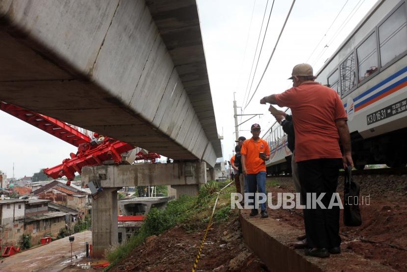 Petugas memperiksa kondisi crane proyek pembangunan kontruksi jalur kereta ”double-dobel track (DDT)