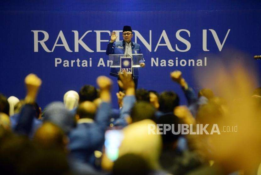 Ketua Umum Partai Amanat Nasional (PAN) Zulkifli Hasan memberikan sambutan pada Rakernas IV PAN di Jakarta, Kamis (9/8).