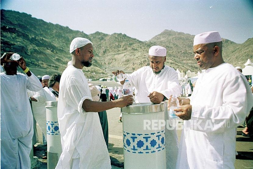  Meminum air zamzam di Arafah.