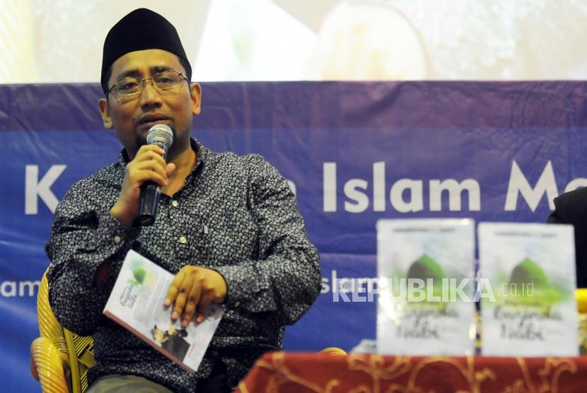 Penulis Habiburrahman El Shirazy memaparkan penjelasan pada kegiatan bedah buku karangannya berjudul Merindu Baginda Nabi pada Islamic Book Fair 2018 di Jakarta Convention Center, Jakarta, Ahad (22/4).