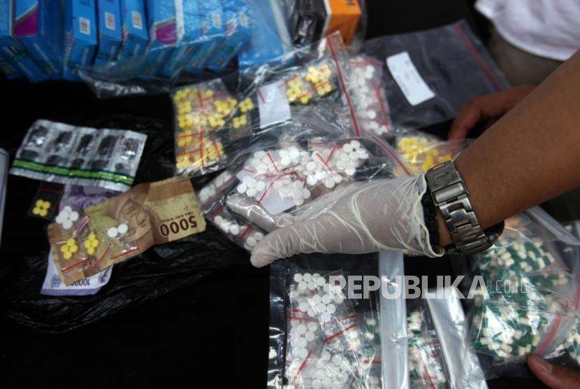 Petugas memperlihatkan barang bukti obat-obatan saat rilis pengungkapan kasus tindak pidana peredaran yang diduga palsu dan obat keras ilegal di Mapolda Metro Jaya, Jakarta, Selasa (18/9).