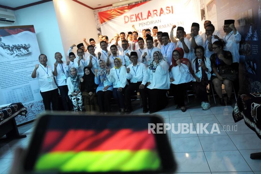 Deklarasi IAJ. Para anggota Ikatan Alumni Jerman (IAJ) foto bersama usai melakukan deklarasi di Aula Museum Perumusan Naskah Proklamasi, Menteng, Jakarta Pusat, Jumat (10/11).
