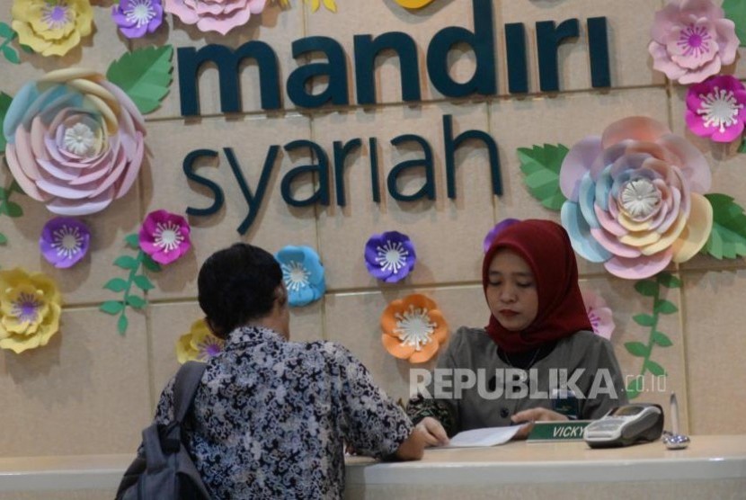 Aktivitas perbankan di Bank Syariah Mandiri KC Jakarta Thamrin, Jumat (3/11).