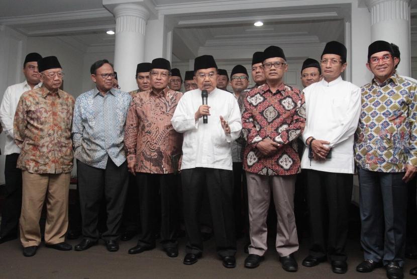 Wakil Presiden Jusuf Kalla (tengah) bersama dengan tokoh ormas Islam memberikan keterangan kepada wartawan usai menggelar pertemuan di Rumah Dinas Wapres, Jakarta, Senin (22/4/2019).