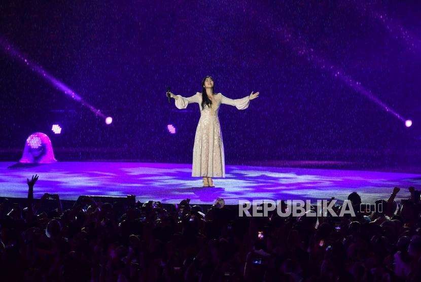 Penampilan  Isyana Sarasvati dalam penutupan Asian Games ke 18 di Stadion Utama Gelota Bung Karno, Jakarta, Ahad(2/9).