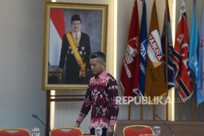 Komisioner KPU Wahyu Setiawan bersiap memimpin rapat bersama perwakilan parpol di Kantor KPU, Jakarta, Rabu (27/2).