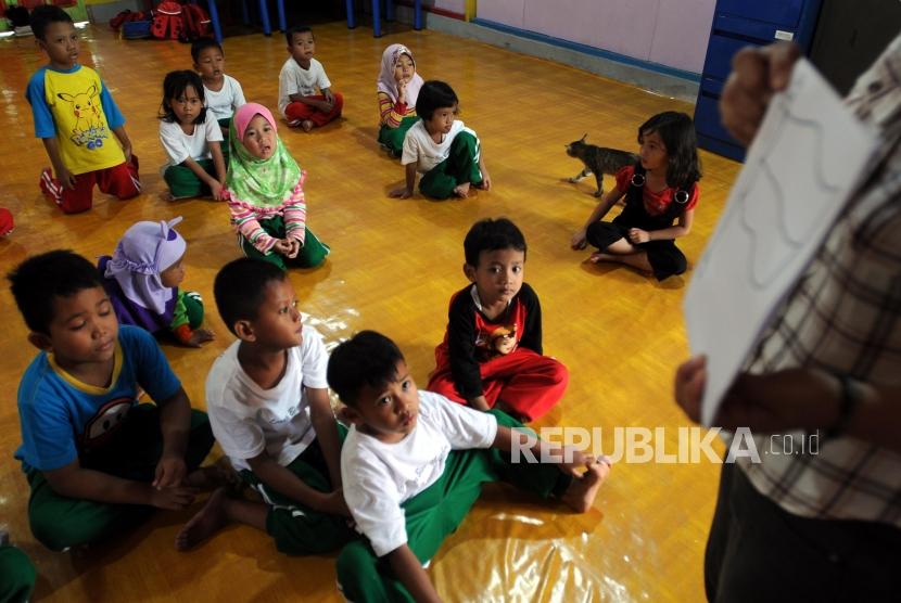 Sejumlah anak-anak saat belajar sambil bermain di sekolah.