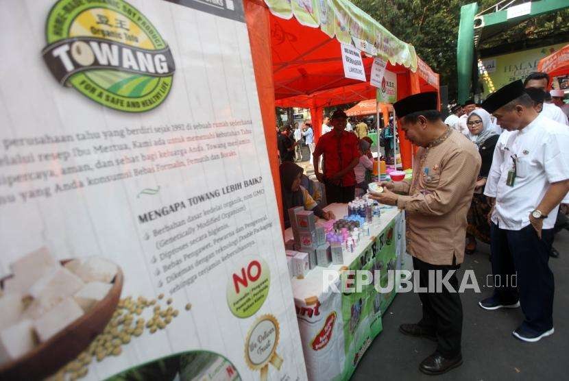 Pengunjung melihat-lihat stan produk halal saat pembukaan acara Halal Fair 2018 di Masjid Cut Mutia, Jakarta, Jumat (28/9).