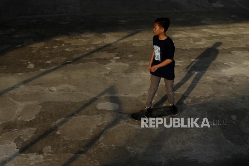 Anak-anak bermain skateboard di Skatepark Slipi, Jakarta, Kamis (8/8).