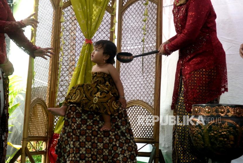 Pelestarian Budaya. Warga menampilkan Adat Tetesan di Patehan, Yogyakarta, Senin (29/7/2019).