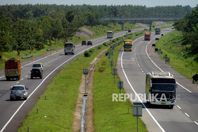 Sejumlah kendaraan melintasi Jalan Tol Cipali. Pengendara mobil diimbau tidak mengebut di Tol Cipali.