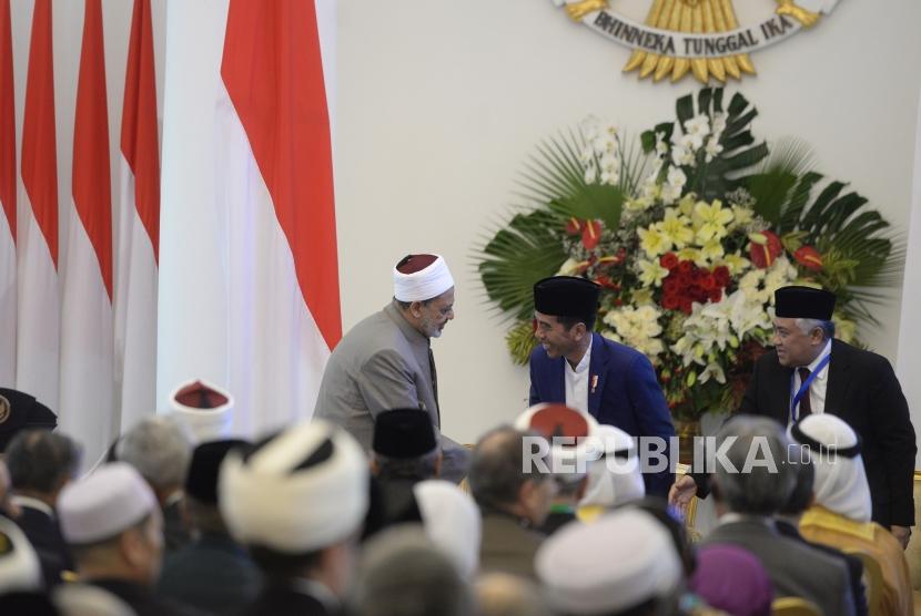 President Joko Widodo delivers his speech in the opening of the High-level Consultation of Muslim Ulema and Scholars on Moderate Islam at Bogor Palace, West Java, on Tuesday (May 1).
