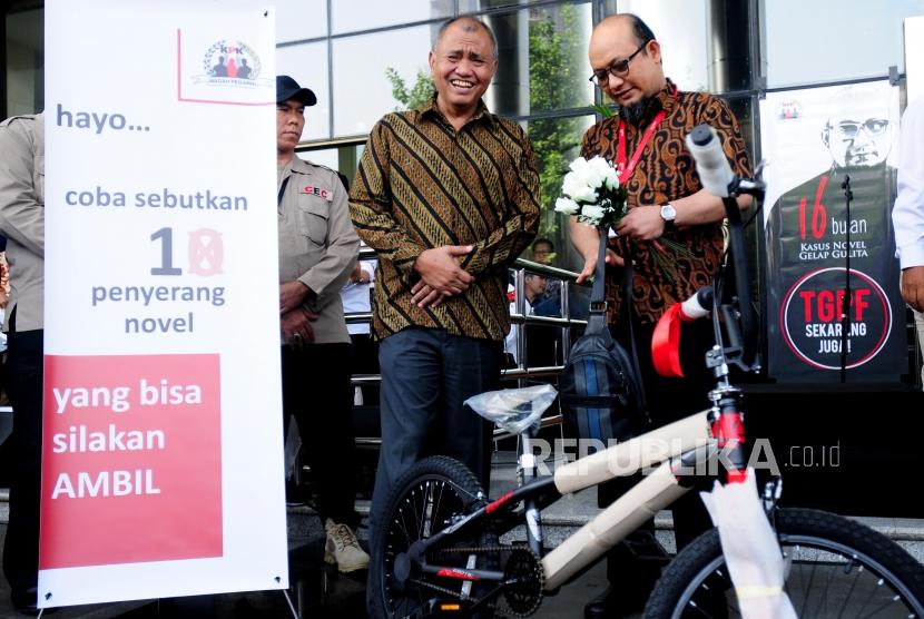 Penyidik Senior KPK Novel Baswedan (kanan) berbincang dengan Ketua KPK Agus Rahardjo (kiri) di Gedung KPK, Jakarta, Jumat (27/7).