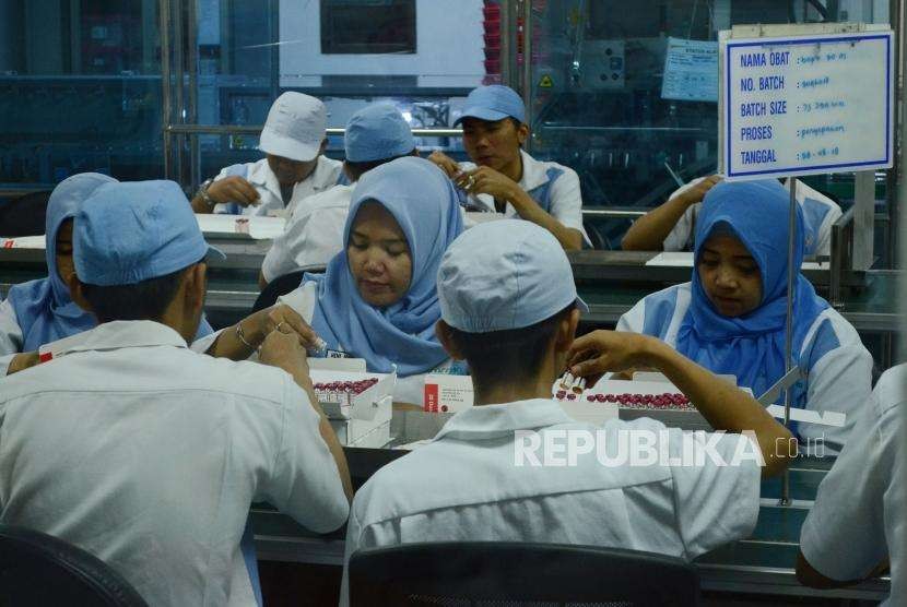 Pekerja melakukan pengemasan vaksin di laboratorium PT Bio Farma, Kota Bandung, Selasa (28/8).