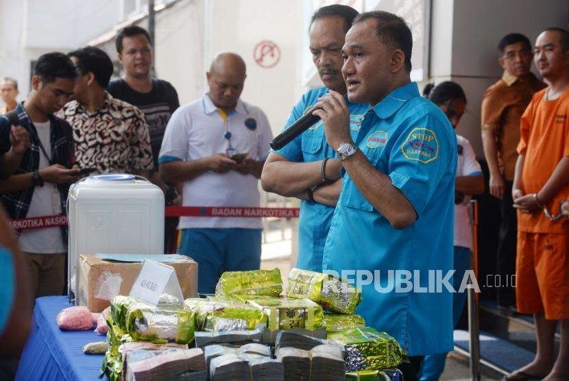 Kepala BNN RI, Heru Winarko, memberikan penjelasan  dalam konferensi  pers ungkap kasus narkotika di Jakarta, Jumat (28/9).