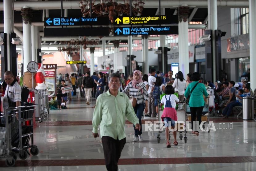 Suasana keberangkatan penumpang di Terminal 1 Bandara Soekarno-Hatta, Jakarta, Selasa (26/12).