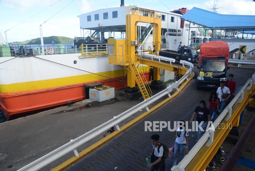 Kendaraan memuruni kapal usai melakukan penyebrangan di Pelabuhan Bakauheni, Lampung, Kamis (2/5).