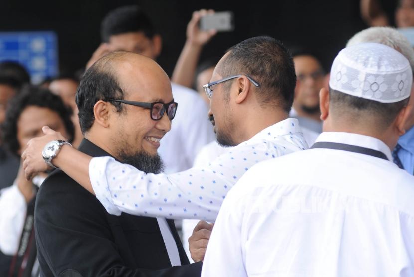 Penyidik Senior Novel Baswedan bersalaman dengan Ketua KPK periode 2011-2015 Abraham Samad saat tiba di Gedung KPK,Jakarta, Kamis (22/2).