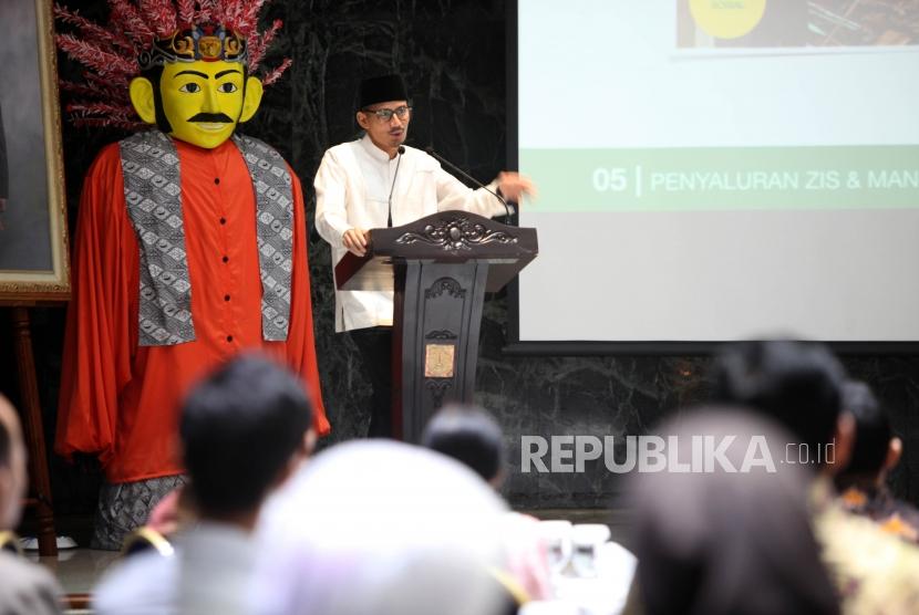 Wakil Gubernur DKI Jakarta Sandiaga Salahuddin Uno memberikan sambutan saat acara berbuka puasa bersama di Balai Kota, Jakarta, Senin (4/6).
