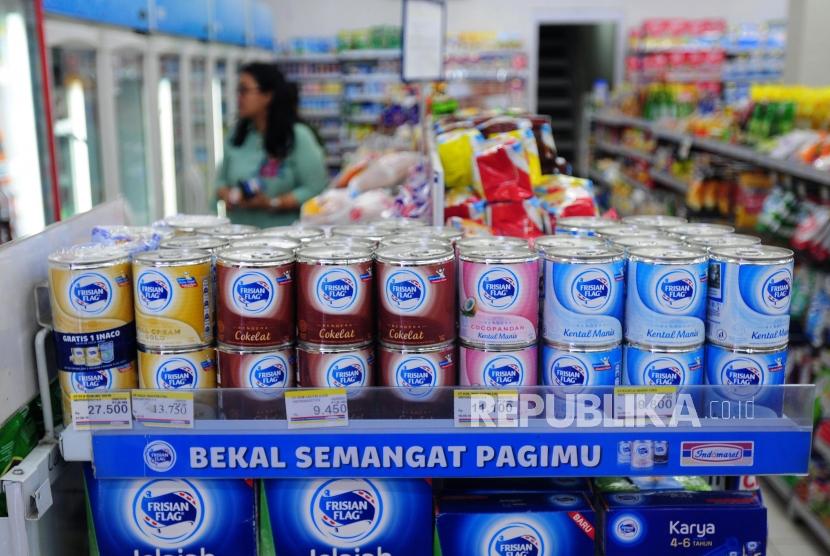 Sejumlah produk susu kental manis diperlihatkan di salah satu mini market di Bekasi, Jawa Barat, Sabtu (7/7).